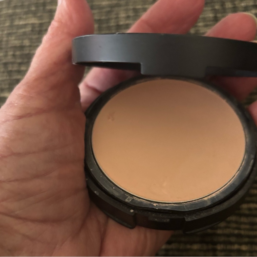 bareMinerals BAREPRO Foundation - Compact - Picture 3 of 3